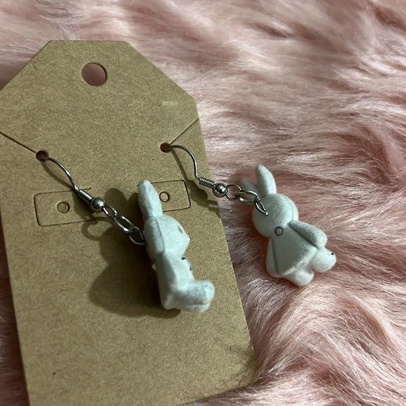 Felt rabbit earrings, fuzzy bunny earrings white and silver nickel free - Picture 5 of 6
